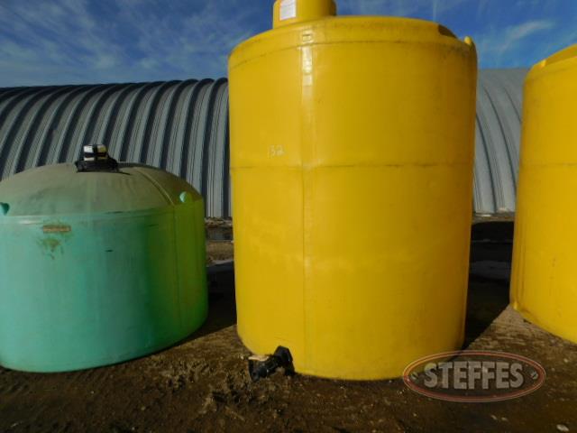 3,000 gal. poly liquid fertilizer tank_1.JPG